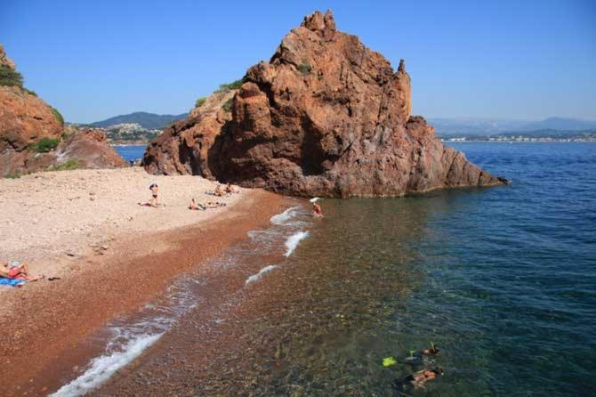Rez De Jardin Au Calme Et Proche Mer 망들리유 라 나플 외부 사진